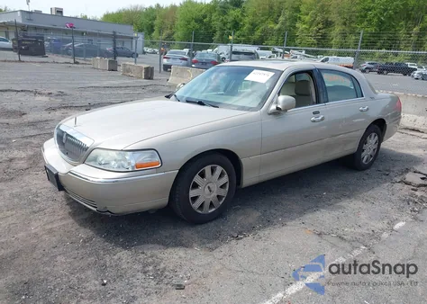 2005 Lincoln Town Car Signature Limited из США, поврежденный, VIN 1LNHM82W85Y626455